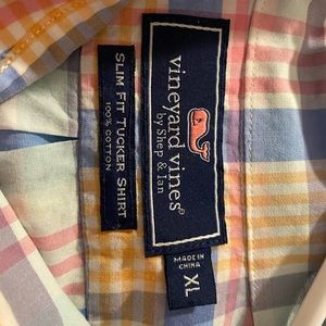 Men’s vineyard vines button up dress shirt